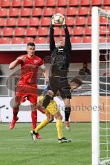 3. Liga - FC Ingolstadt 04 - Eintracht Braunschweig - Stefan Kutschke (30, FCI) Torwart Marcel Engelhardt (1 Braunschweig) fängt den Ball