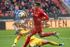 3. Liga - FC Ingolstadt 04 - Carl Zeiss Jena - Dennis Eckert Ayensa (7, FCI) gegen Torwart Flemming Niemann (1 Jena)