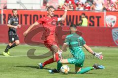 3. Fußball-Liga - Saison 2019/2020 - FC Ingolstadt 04 - Hallescher FC - Stefan Kutschke (#30,FCI)  - Kai Eisele Torwart (#1 HFC) - Foto: Meyer Jürgen