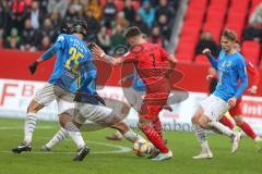 3. Fußball-Liga - Saison 2019/2020 - FC Ingolstadt 04 - Carl Zeiss Jena - Dennis Eckert Ayensa (#7,FCI)  - Justin Schau (#25 Jena) - Manuel Maranda (#30 Jena) - Foto: Meyer Jürgen