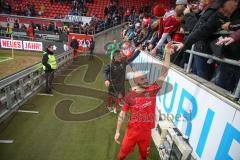 3. Fußball-Liga - Saison 2019/2020 - FC Ingolstadt 04 - Carl Zeiss Jena - Die Spieler bedanken sich bei den Fans nach dem Spiel - Nico Antonitsch (#5,FCI) - Foto: Meyer Jürgen