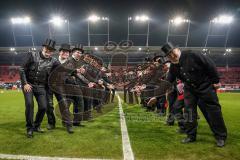 3. Liga - FC Ingolstadt 04 - 1860 München - Kaminkehrer stehen Spalier für die Spieler