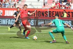 3. Fußball-Liga - Saison 2019/2020 - FC Ingolstadt 04 - Hallescher FC - Stefan Kutschke (#30,FCI)  - Kai Eisele Torwart (#1 HFC) - Foto: Meyer Jürgen