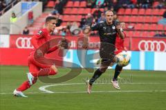 3. Liga - Fußball - FC Ingolstadt 04 - FSV Zwickau - Dennis Eckert Ayensa (7, FCI) links und rechts Julius Reinhardt (30 Zwickau)