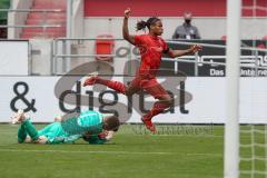 3. Liga - FC Ingolstadt 04 - FC Bayern Amateure - Caniggia Ginola Elva (14, FCI) Zweikampf mit Torwart Ron-Thorben Hoffmann (1 FCB)