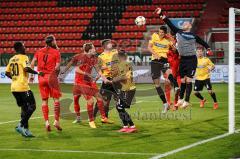 3. Liga - FC Ingolstadt 04 - SV Waldhof Mannheim - Ecke Torwart Königsmann Timo (1 Mannheim) boxt den Ball weg, Schultz Michael (23 Mannheim)