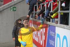 3. Liga - FC Ingolstadt 04 - FC Ingolstadt 04 - SV Meppen - Torwart Fabijan Buntic (#24,FCI) bedankt sich bei den Fans - Foto: Stefan Bösl