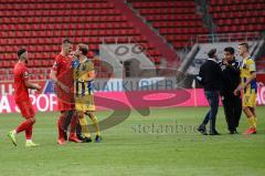 3. Liga - FC Ingolstadt 04 - Eintracht Braunschweig - Spiel ist aus Streit, Stefan Kutschke (30, FCI) Marc Pfitzner (31 Braunschweig) Cheftrainer Tomas Oral (FCI) und Cotrainer Braunschweig