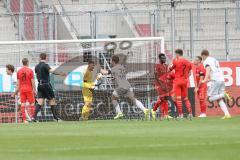 3. Liga - FC Ingolstadt 04 - FC Bayern Amateure - Tor für Bayern 1:2, Torwart Fabijan Buntic (24, FCI) schreit, Jubel bei Angelo Stiller (38 FCB)