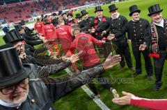 3. Liga - FC Ingolstadt 04 - 1860 München - Kaminkehrer stehen Spalier für die Spieler