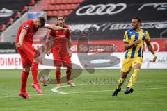 3. Liga - FC Ingolstadt 04 - Eintracht Braunschweig - Schuß zum Tor drüber Stefan Kutschke (30, FCI) Steffen Nkansah (6 Braunschweig) hinten Björn Paulsen (4, FCI)