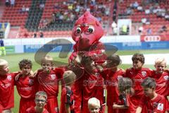 Im Bild: Schanzi mit den Einlauf Kids

Fussball - 3. Bundesliga - Ingolstadt - Saison 2019/2020 - FC Ingolstadt 04 - MSV Duisburg - 27.07.2019 -  Foto: Ralf Lüger/rsp-sport.de