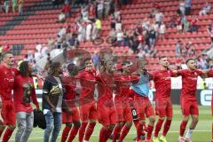 Im Bild: Die Mannschaft bdeankt sich bei den Fans für die Unterstützung - Stefan Kutschke (#30 FCI) Agyemang Diawusie (#11 FCI) Thomas Keller (#27 FCI) Bjørn Paulsen (#4 FCI) Georgios Pintidis (#36 FCI) Maximilian Beister (#10 FCI) Maximilian Wolfram (#8 