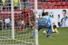 Im Bild: Filip Bilbija (#35 FC Ingolstadt) schießt aufs Tor von Eric Verstappen (#33 Würzburger Kickers) - Lion Schweers (#26 Würzburger Kickers) kommt zu spät

Fussball - 3. Bundesliga - Ingolstadt - Saison 2019/2020 - FC Ingolstadt 04 - Würzburger Kic