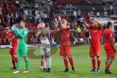 3. Liga - Fußball - FC Ingolstadt 04 - Würzburger Kickers - Jubel bei den Fans, Klatschen Freude Danke Tanzen, Marcel Gaus (19, FCI) Agyemang Diawusie (11, FCI) Torwart Fabijan Buntic (24, FCI) Stefan Kutschke (30, FCI) Björn Paulsen (4, FCI) Caniggia Gin