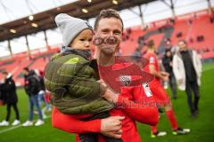 3. Liga - Fußball - FC Ingolstadt 04 - FSV Zwickau - Feiern mit den Fans, Marcel Gaus (19, FCI) mit Nachwuchs