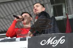 3. Fußball-Liga - Saison 2019/2020 - FC Ingolstadt 04 - 1.FC Kaiserslautern - Thomas Keller (#27,FCI)  bei den Fans mit Mikrofon - Foto: Jürgen Meyer