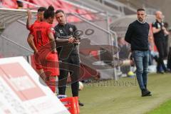 3. Liga - FC Ingolstadt 04 - Eintracht Braunschweig - Co-Trainer Mark Fotheringham (FCI) erklärt Fatih Kaya (9, FCI) Caniggia Ginola Elva (14, FCI) die Strategie, rechts Cheftrainer Tomas Oral (FCI)