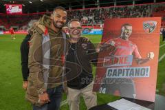 3. Fußball-Liga - Saison 2019/2020 - FC Ingolstadt 04 -  SpVgg Unterhaching - Abschied von Marvin Matip - Franz Spitzauer rechts - Banner - choreo - Danke Capitano - Foto: Meyer Jürgen