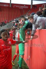 3. Fußball-Liga - Saison 2019/2020 - FC Ingolstadt 04 - 1.FC Kaiserslautern - Die Spieler bedanken sich bei den Fans - Torwart Fabijan Buntic (#24,FCI)  -  - Foto: Meyer Jürgen