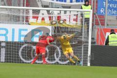 3. Liga - FC Ingolstadt 04 - FC Ingolstadt 04 - SV Meppen - Björn Paulsen (#4,FCI)  - Torwart Fabijan Buntic (#24,FCI)  - Foto: Stefan Bösl