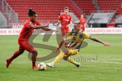 3. Liga - FC Ingolstadt 04 - Eintracht Braunschweig - Björn Paulsen (4, FCI) und Manuel Schwenk (22 Braunschweig)