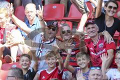 Im Bild: Schanzer Fans jubeln  nach dem Tor für den FCI

Fussball - 3. Bundesliga - Ingolstadt - Saison 2019/2020 - FC Ingolstadt 04 - Hallescher FC - 15.09.2019 -  Foto: Ralf Lüger