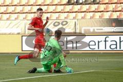 3. Liga - FC Ingolstadt 04 - 1. FC Magdeburg - Maximilian Thalhammer (6, FCI) scheitert an Torwart Behrens Morten (12 Magdeburg)