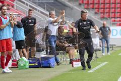 Im Bild: Jeff Saibene (Cheftrainer FCI) will seine Spieler beruhigen

Fussball - 3. Bundesliga - Ingolstadt - Saison 2019/2020 - FC Ingolstadt 04 - MSV Duisburg - 27.07.2019 -  Foto: Ralf Lüger/rsp-sport.de