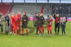 3. Fußball-Liga - Saison 2019/2020 - FC Ingolstadt 04 - Carl Zeiss Jena - Die Spieler bedanken sich bei den Fans nach dem Spiel - jubel - Foto: Meyer Jürgen