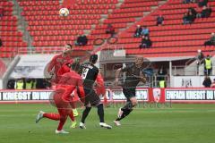 3. Liga - Fußball - FC Ingolstadt 04 - FSV Zwickau - Stefan Kutschke (30, FCI) Dennis Eckert Ayensa (7, FCI) Davy Frick (19 Zwickau), rechts Julius Reinhardt (30 Zwickau)