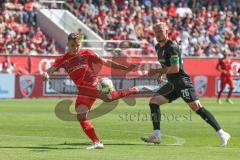 3. Fußball-Liga - Saison 2019/2020 - FC Ingolstadt 04 - Hallescher FC - Dennis Eckert Ayensa (#7,FCI)  - Sebastian Mai (#26 HFC) - Foto: Meyer Jürgen