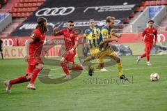 3. Liga - FC Ingolstadt 04 - Eintracht Braunschweig - verpasst den Ball Fatih Kaya (9, FCI) Marvin Pourié (30 Braunschweig) kommt klärt