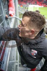 3. Fußball-Liga - Saison 2019/2020 - FC Ingolstadt 04 - Carl Zeiss Jena - Die Spieler bedanken sich bei den Fans nach dem Spiel -Dennis Eckert Ayensa (#7,FCI) - Foto: Meyer Jürgen