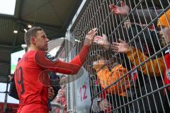 3. Fußball-Liga - Saison 2019/2020 - FC Ingolstadt 04 - Carl Zeiss Jena - Die Spieler bedanken sich bei den Fans nach dem Spiel -Marcel Gaus (#19,FCI)  - Foto: Meyer Jürgen