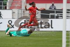 3. Liga - FC Ingolstadt 04 - FC Bayern Amateure - Caniggia Ginola Elva (14, FCI) Zweikampf mit Torwart Ron-Thorben Hoffmann (1 FCB)