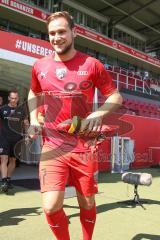 3. Fußball-Liga - Saison 2019/2020 - FC Ingolstadt 04 - Hallescher FC - Michael Heinloth (#17,FCI)  laufen zum warm machen auf das Spielfeld - Foto: Meyer Jürgen