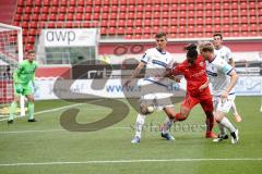 3. Liga - FC Ingolstadt 04 - 1. FC Magdeburg - Caniggia Ginola Elva (14, FCI) kämpft sich durch die Abwehr, Koglin Brian (4 Magdeburg), links Torwart Behrens Morten (12 Magdeburg)