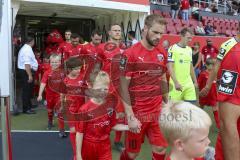 Im Bild: Maximilian Beister (#10 FCI) läuft mit einem Kind ins Stadion

Fussball - 3. Bundesliga - Ingolstadt - Saison 2019/2020 - FC Ingolstadt 04 - MSV Duisburg - 27.07.2019 -  Foto: Ralf Lüger/rsp-sport.de