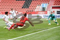 3. Liga - FC Ingolstadt 04 - FC Bayern Amateure - Caniggia Ginola Elva (14, FCI) Torwart Ron-Thorben Hoffmann (1 FCB)