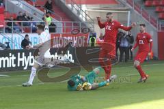 3. Fußball-Liga - Saison 2019/2020 - FC Ingolstadt 04 - Victoria Köln - Dennis Eckert Ayensa (#7,FCI) kommt einen Schritt zu spät -  Andre Weiss Torwart Köln Foto: Meyer Jürgen