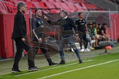 3. Liga - FC Ingolstadt 04 - SV Waldhof Mannheim - Cheftrainer Tomas Oral (FCI) nervös an der Seitenlinie mit Co-Trainer Mark Fotheringham (FCI) und Direktor Sport Michael Henke (FCI)