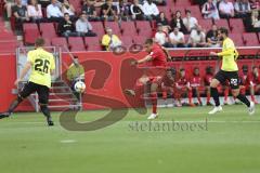 Im Bild: Lion Schweers (#26 Würzburger Kickers) stellt sich Filip Bilbija (#35 FC Ingolstadt) in den Weg - Daniel Hägele (#22 Würzburger Kickers) kommt nicht hinterher

Fussball - 3. Bundesliga - Ingolstadt - Saison 2019/2020 - FC Ingolstadt 04 - Würzbu