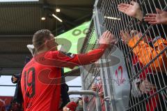 3. Fußball-Liga - Saison 2019/2020 - FC Ingolstadt 04 - Carl Zeiss Jena - Die Spieler bedanken sich bei den Fans nach dem Spiel -Marcel Gaus (#19,FCI)  - Foto: Meyer Jürgen