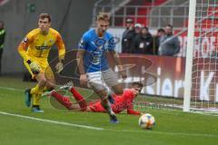 3. Fußball-Liga - Saison 2019/2020 - FC Ingolstadt 04 - Carl Zeiss Jena - Dennis Eckert Ayensa (#7,FCI)  Flemming Niemann Torwart (#1 Jena) - Foto: Meyer Jürgen