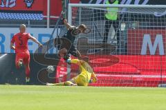 3. Fußball-Liga - Saison 2019/2020 - FC Ingolstadt 04 - Hallescher FC - Torwart Fabijan Buntic (#24,FCI)  rettet vor Pascal Sohm (#9 HFC) - Foto: Meyer Jürgen