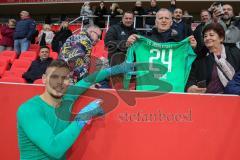 3. Fußball-Liga - Saison 2019/2020 - FC Ingolstadt 04 - 1.FC Kaiserslautern - Torwart Fabijan Buntic (#24,FCI)  bedankt sich bei den Fans - Foto: Jürgen Meyer