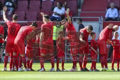 Im Bild: Patrick Sussek (#37 FC Ingolstadt) Nico Antonitsch (#5 FC Ingolstadt) und Peter Kurzweg (#16 FC Ingolstadt) winken mit den Einlaufkids zu den Zuschauern

Fussball - 3. Bundesliga - Ingolstadt - Saison 2019/2020 - FC Ingolstadt 04 - Hallescher F