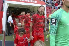 Im Bild: Bjørn Paulsen (#4 FCI) läuft mit einem Kind ins Stadion

Fussball - 3. Bundesliga - Ingolstadt - Saison 2019/2020 - FC Ingolstadt 04 - MSV Duisburg - 27.07.2019 -  Foto: Ralf Lüger/rsp-sport.de