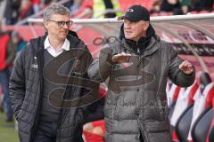 3. Liga - FC Ingolstadt 04 - KFC Uerdingen 05 - Direktor Sport Michael Henke (FCI) mit Stefan Effenberg im Gespräch